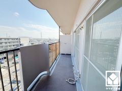 南東向きバルコニーで陽当たり、風通し良好。7階建て6階部分で前面に視界を遮る高い建物がなく、開放的な景色が広がります。