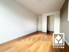 約7.7帖の洋室です。ウォークインクローゼット付きのお部屋で整理整頓しやすいです。