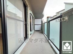 バルコニーは奥行きがあり広々としているため、お洗濯物をたっぷりと干す事ができます。