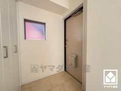 白を基調とした明るい玄関で、毎日を爽やかにスタート。広々とした開放感と清潔感あふれる空間が、訪れる人々を温かく迎えます。