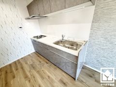 キッチンは空間を有効活用できる壁付けタイプ。換気効率が高くお手入れもしやすいスリム型のレンジフードを完備。スッキリとしたスタイリッシュなデザインも魅力の一つです。