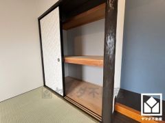 大きな押入れなので整理整頓しやすいです。季節の衣類や寝具などもすっきり片付きます。