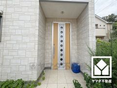 玄関ドアの窓から光が差し込み、外出時にも帰宅時にも、明るい気持ちになれる玄関です。