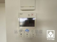 突然の来訪時でも安心なモニター付きインターホンを完備。お留守番中のお子様でも簡単に来訪者の確認ができます。