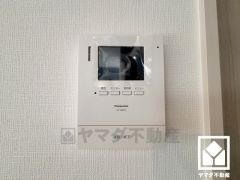 突然の来訪時でも安心なモニター付きインターホンを完備。お留守番中のお子様でも簡単に来訪者の確認ができます。