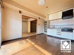 自然光を取り込む、開放感あふれる暮らし。心地よい空間が広がるリビングで、家族みんなが快適に過ごせる時間を提供。