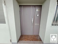玄関ドアは防犯性に優れたダブルロックドアです。