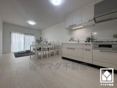 明るい光の差し込むLDKはゆったりとした家族団欒の場に。