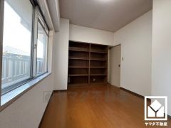 洋室は両側に壁面収納を備えており、整理整頓がしやすいお部屋になっています。