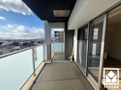 南・西向きの2面バルコニーで陽当たり、風通し良好。南側バルコニーにはスロップシンクがございます。汚れやすい作業を室内を汚さず行えるので、生活空間を清潔に保つことができます。