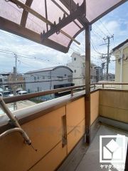 バルコニーが2か所ございますので、お洗濯物もたっぷりと干す事ができます。屋根付きなので急な雨の日も安心ですね。