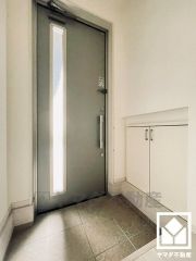 ドアのスリット窓から光が差し込み、外出時にも帰宅時にも、明るい気持ちになれる玄関です。