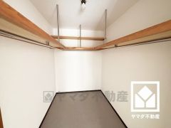 新たに家具を買わなくても良いので、ハンガーパイプ付きのクローゼットは嬉しいですね。