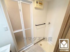 室内洗濯機置場がございますので、天候に左右されず洗濯していただけます。