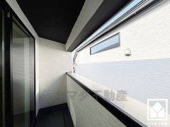 北東向きバルコニーで風通し良好。インナーバルコニーなので急な雨の日も安心ですね。