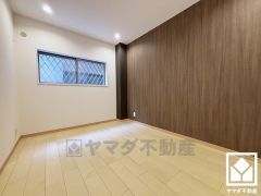 約6帖の1階洋室です。全居室に窓がございます。明るい陽光がたっぷり差し込む心地よい生活空間です。