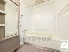 清潔感あふれる空間で、毎日のバスタイムをより快適に。追い炊き機能付きなので、いつでも温かいお風呂に入ることができます。