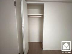 クローゼットは奥行きがあるので、収納力も申し分ありません。