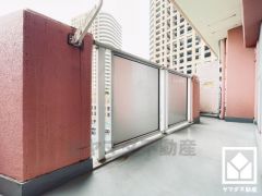 東側バルコニーのため、朝日が気持ちよく入り爽やかな一日を始められます。広々バルコニーでお洗濯物もたっぷりと干す事ができます。