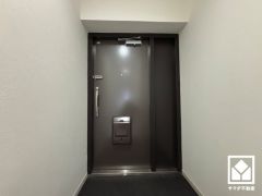 白を基調とした明るい玄関で、毎日を爽やかにスタート。清潔感あふれる空間が、訪れる人々を温かく迎えます。
