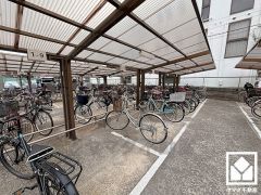 屋根付きの駐輪場・バイク置場も完備。雨や風、直射日光からお乗り物を守ることができます。