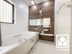 清潔感あふれる空間で、毎日のバスタイムをより快適に。真冬の寒い浴室を暖かく、また雨の日の洗濯物の乾燥にと多用途に活躍する浴室暖房乾燥機付きです。