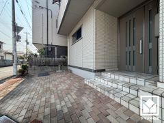 駐車スペース確保。玄関のそばで荷物の上げ下ろしができるので便利です。