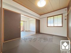 陽光がたっぷり差し込む洗練された和室。畳の香りに包まれる、心落ち着く和の空間。忙しい日常の中で、ほっと一息つける癒しの住まい。