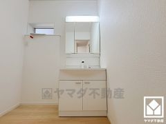 収納付きでスッキリお使い頂ける3面鏡の洗面台です。洗面ボウルが広めなので、忙しい朝でも身支度がしやすく時短になります。