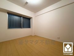 約5.5帖の洋室です。大きな窓からは明るい光が降り注ぎます。柔らかな光が差し込む洋室で、快適で落ち着いた生活をお送りいただけます。