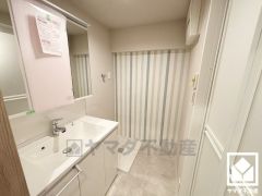 小さなお子様のお風呂上りもこのスペースがあればゆったりとして頂けます。室内洗濯機置場がございますので、天候に左右されず洗濯していただけます。