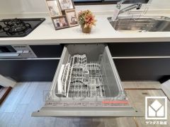 毎日の家事の負担を軽減でき、水道代の節約にもなる食器洗乾燥機付き。