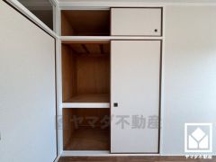 大きな押入れなので整理整頓しやすいです。季節の衣類や寝具などもすっきり片付きます。