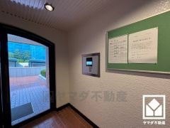 各エントランスで安心・安全な暮らしをサポートするオートロックシステムも完備。