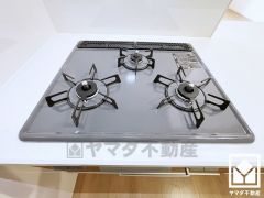 家族のごはん作りがはかどる。同時調理ができる3口コンロ付き。