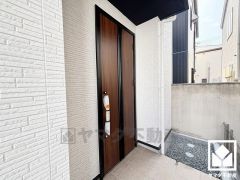 ドアの窓から光が差し込み、外出時にも帰宅時にも、明るい気持ちになれる玄関です。