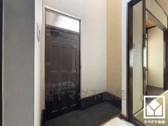 欄間の窓から光が差し込み、外出時にも帰宅時にも、明るい気持ちになれる玄関です。