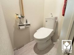 明るく清潔感溢れるトイレです。温水洗浄便座付きで、季節を問わずいつでも温かい便座をお使いいただけます。