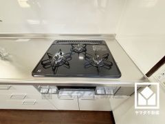 毎日の料理がもっとスムーズになる、便利な3口コンロ付き。