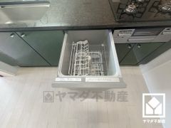 毎日の家事の負担を軽減でき、水道代の節約にもなる食器洗乾燥機付き。