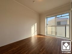 約5.2帖の東側洋室です。バルコニーにつながるお部屋で、通風・陽当たり良好。