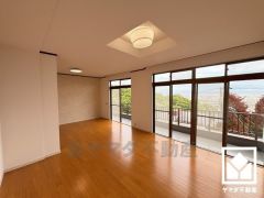 大きな窓からは明るい光が降り注ぎます。柔らかな光が差し込むお部屋で、快適で落ち着いた生活をお送りいただけます。