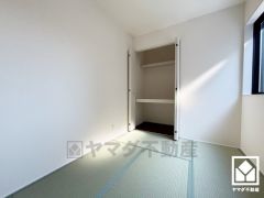 約4.375帖の洋風和室です。リビングに隣接している為、開放感があります。押入にはお客様用の座布団や寝具も収納可能です。