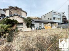 キッチンはカウンター付きの対面式。フラットキッチンなので配膳や片付けがしやすく、お料理中でもお子様の様子が分かって安心です。