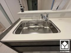 清潔感あふれるシンクで、毎日を気持ちよくスタート。浄水器付きなので、いつでも安心・安全な水をお使いいただけます。