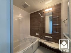 1日の疲れを癒す浴室でゆったりリフレッシュ。ナチュラルな木目調のアクセントパネルは落ち着いた雰囲気を演出してくれます。