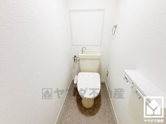 明るく清潔感溢れるトイレです。2連トイレットペーパーホルダーなのでお取替えの手間が軽減できます。