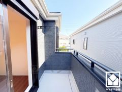 南向きバルコニーで陽当たり、風通し良好。バルコニーが2か所ございますので、お洗濯物をたっぷりと干すことができます。