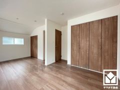 約9.5帖の2階洋室です。間仕切り壁を設置して将来の家族構成の変化に対応可能な2WAYの出入口が用意されたお部屋です。間仕切り壁の設置は有償となります。