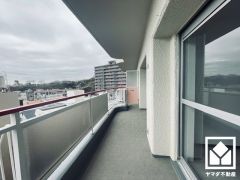 南向きバルコニーで陽当たり、風通し良好。奥行きがあり広々としているため、お洗濯物をたっぷりと干す事ができます。
